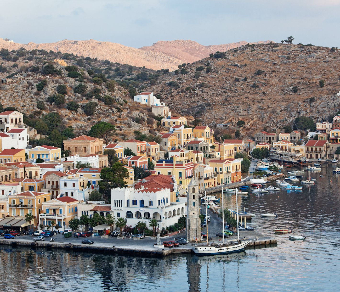 Der Glockenturm am Eingang des Hafens von Yialos