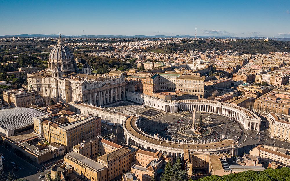 Vue sur le Vatican avec la basilique Saint-Pierre et la place Saint-Pierre.