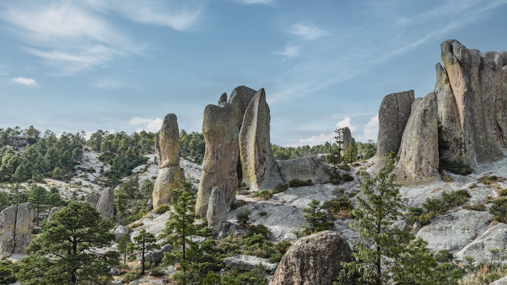 Des monolithes de 30 m de haut aux formes étranges…