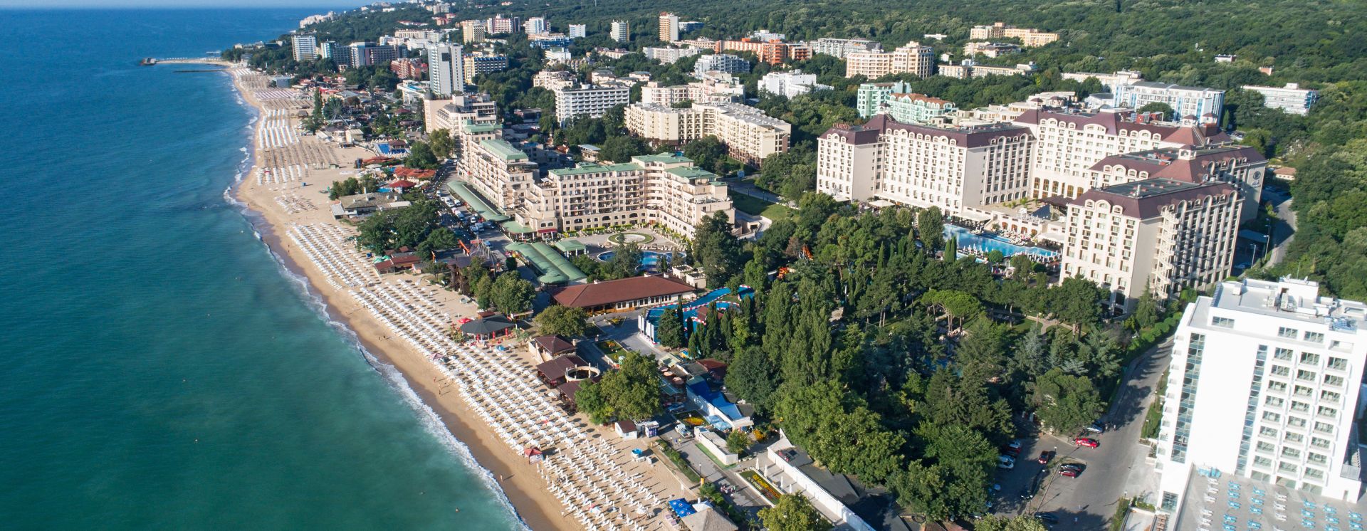 Blick auf den langen Golden Sands Strand