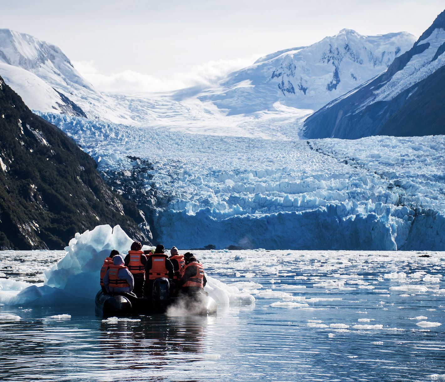 Einige Gletscher erkundigen Sie vom Wasser aus. Mit dem Zodiac kommen Sie ganz nah an die weiss-blau schimmernden Riesen.