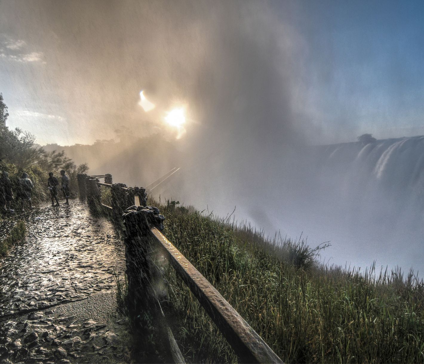 Gehweg entlang der Victoriafälle mit Gischt