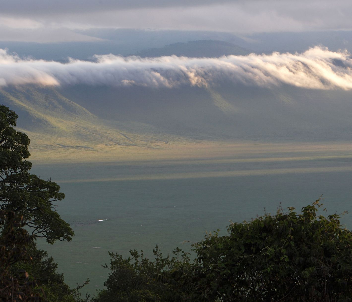 Morgenstimmung mit wolkenverhangenem Ngorongoro-Krater