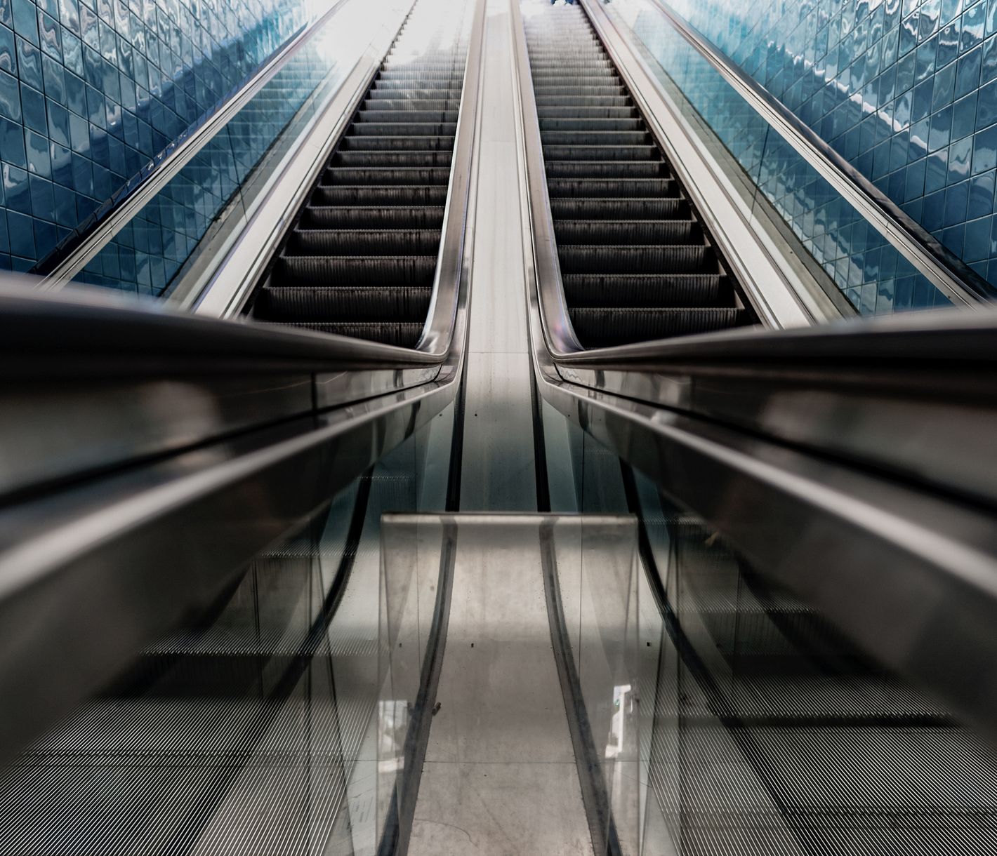 Rolltreppe in einer U-Bahnstation in Porto