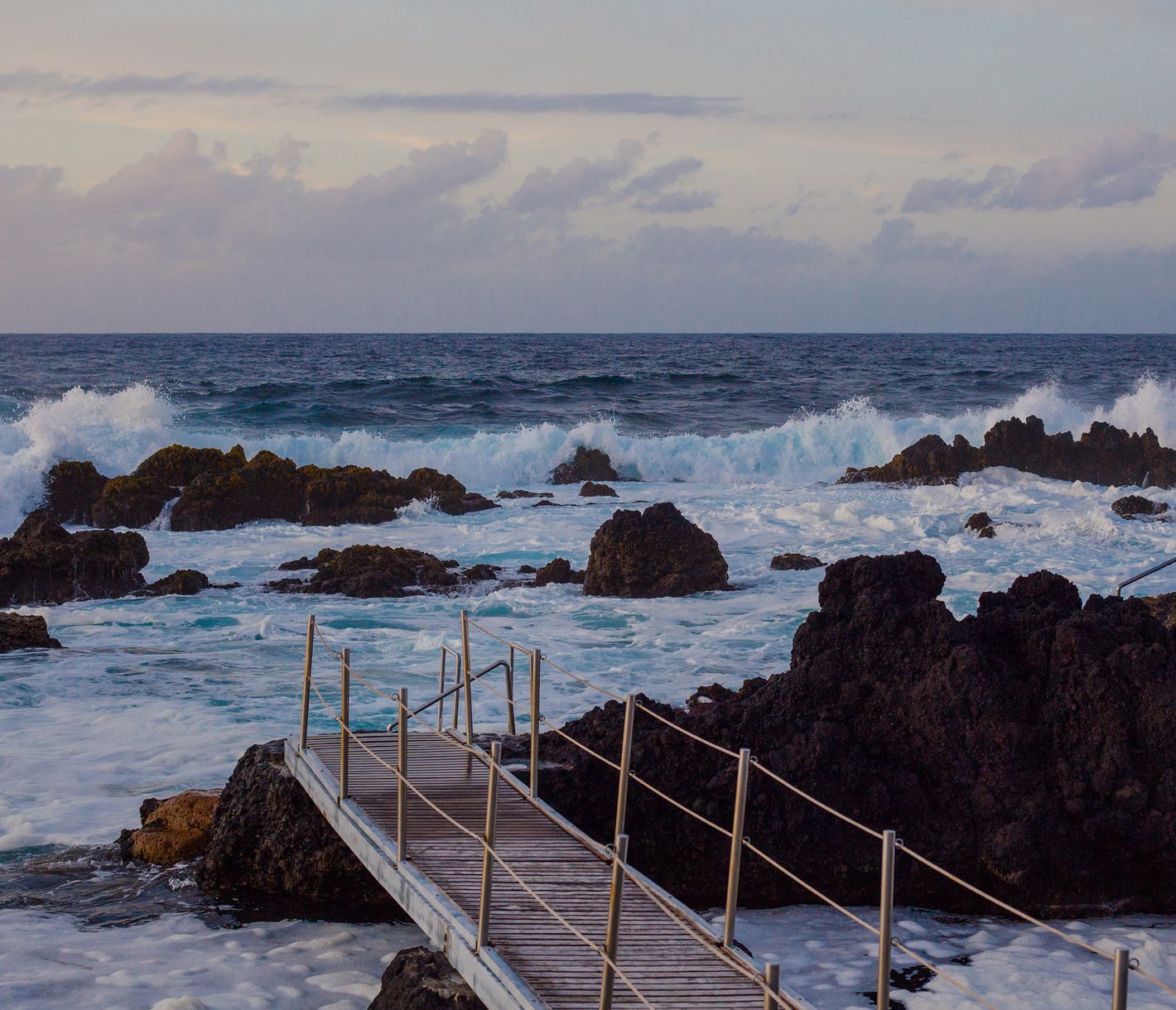 In den Naturschwimmbecken von Biscoitos ist man von den tosenden Wellen geschützt.