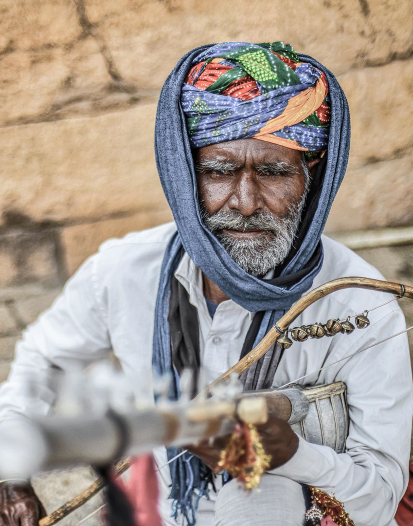 Älterer Rajasthani mit traditionellem Instrument in Jaisalmer