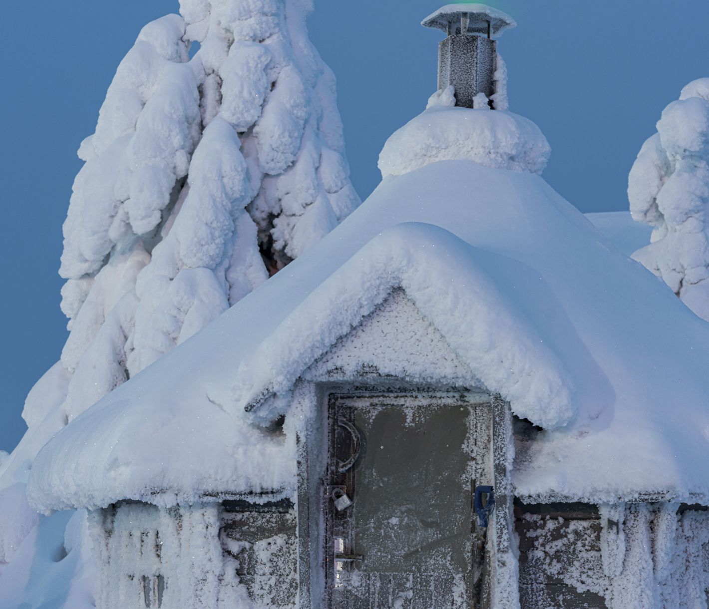 Plat typique de renne cuisant sur le feu dans un Kota, idéal pour  la fin de votre séjour à Äkäslompolo