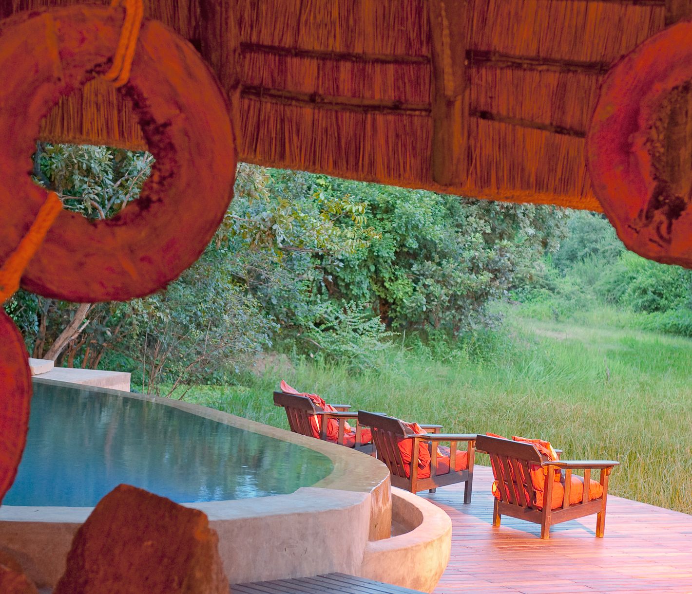 Pool mitten im Busch