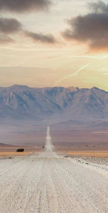 Der Weg ist das Ziel: ca. 80% der Strassen Namibias sind nicht geteert. Strasse zum Sesriem und Sossusvlei.