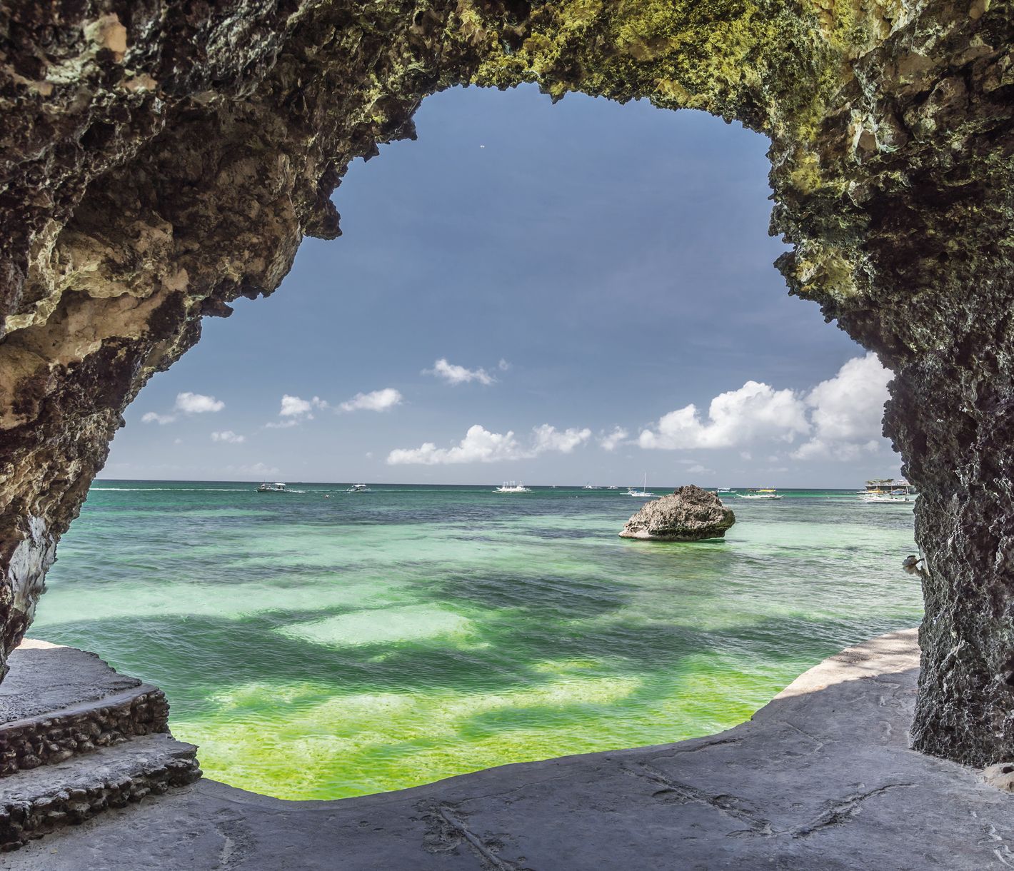 Das durch einen Steinbogen am White Beach betrachtete Meer zeigt ein ausdruckstarkes Farbspiel.