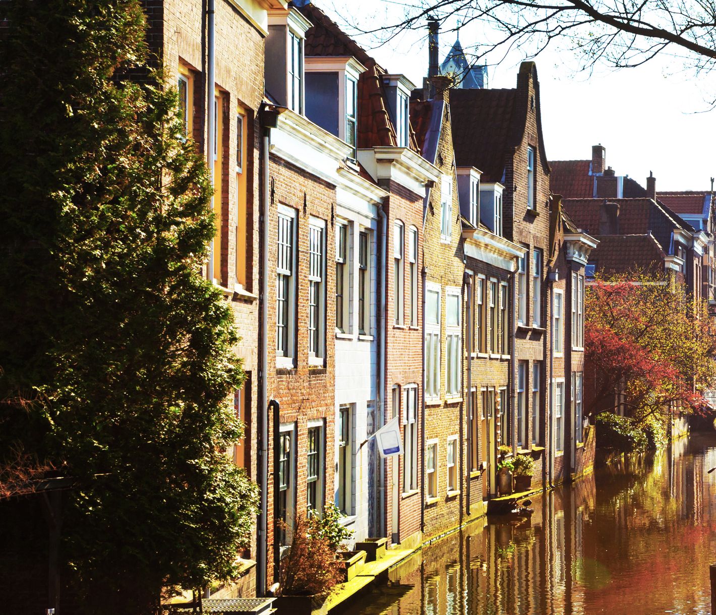 Blick auf eine Gracht mit traditionellen Häusern in der Stadt Delft, Südholland