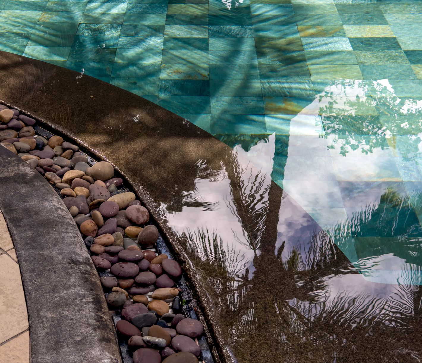 Palmen spiegeln sich im Hotelpool auf Mauritius