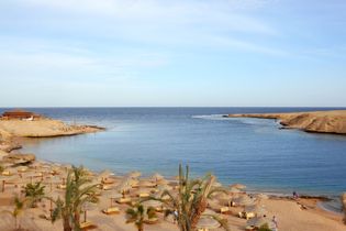 Die Makadi-Bucht bietet eine malerische Küstenlandschaft mit klarem Wasser, ideal für Wassersport und Entspannung am Strand.