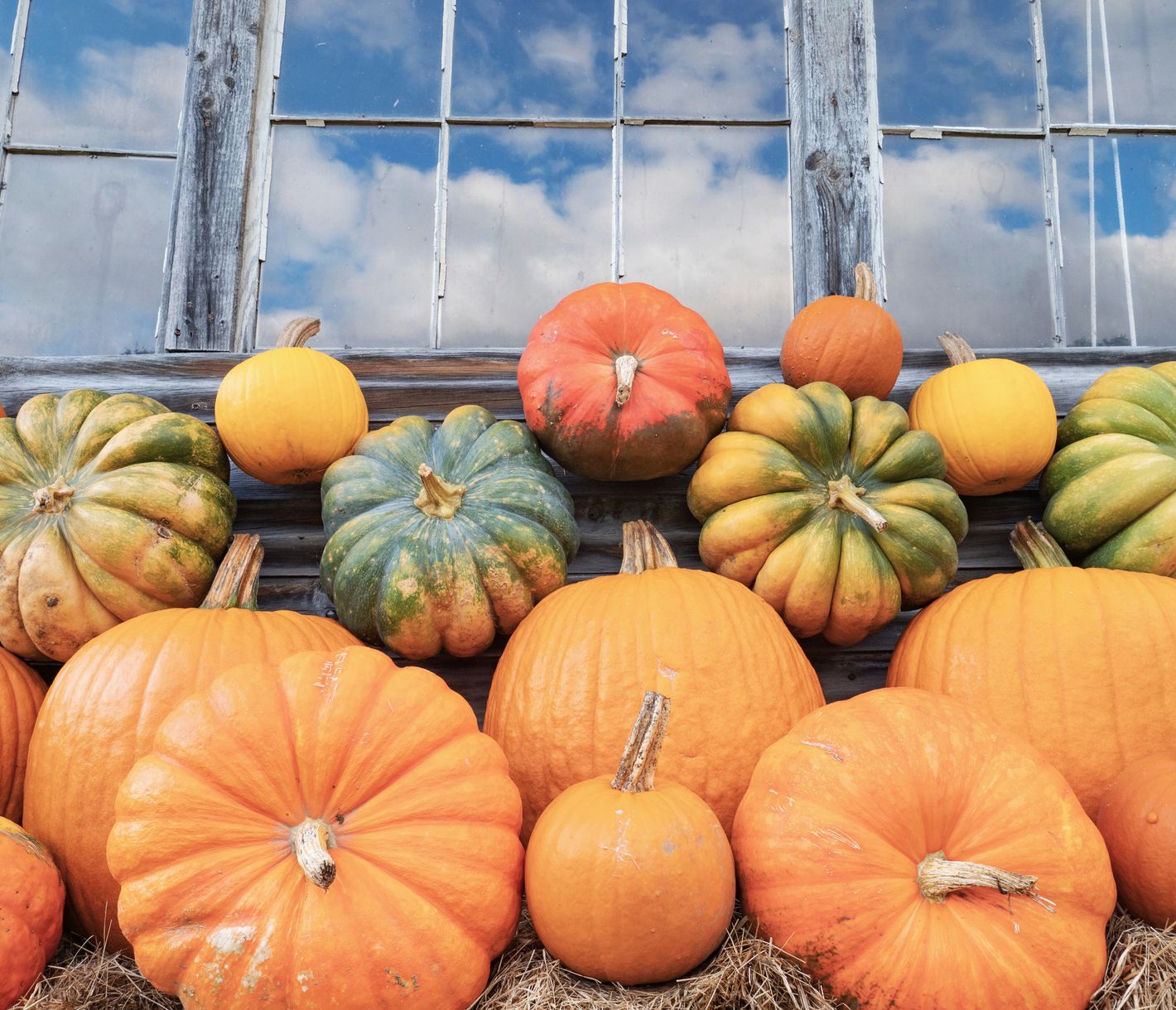 Im Herbst verwandelt sich Vermont in eine malerische Kulisse mit dekorativen Kürbissen an den Häusereingängen