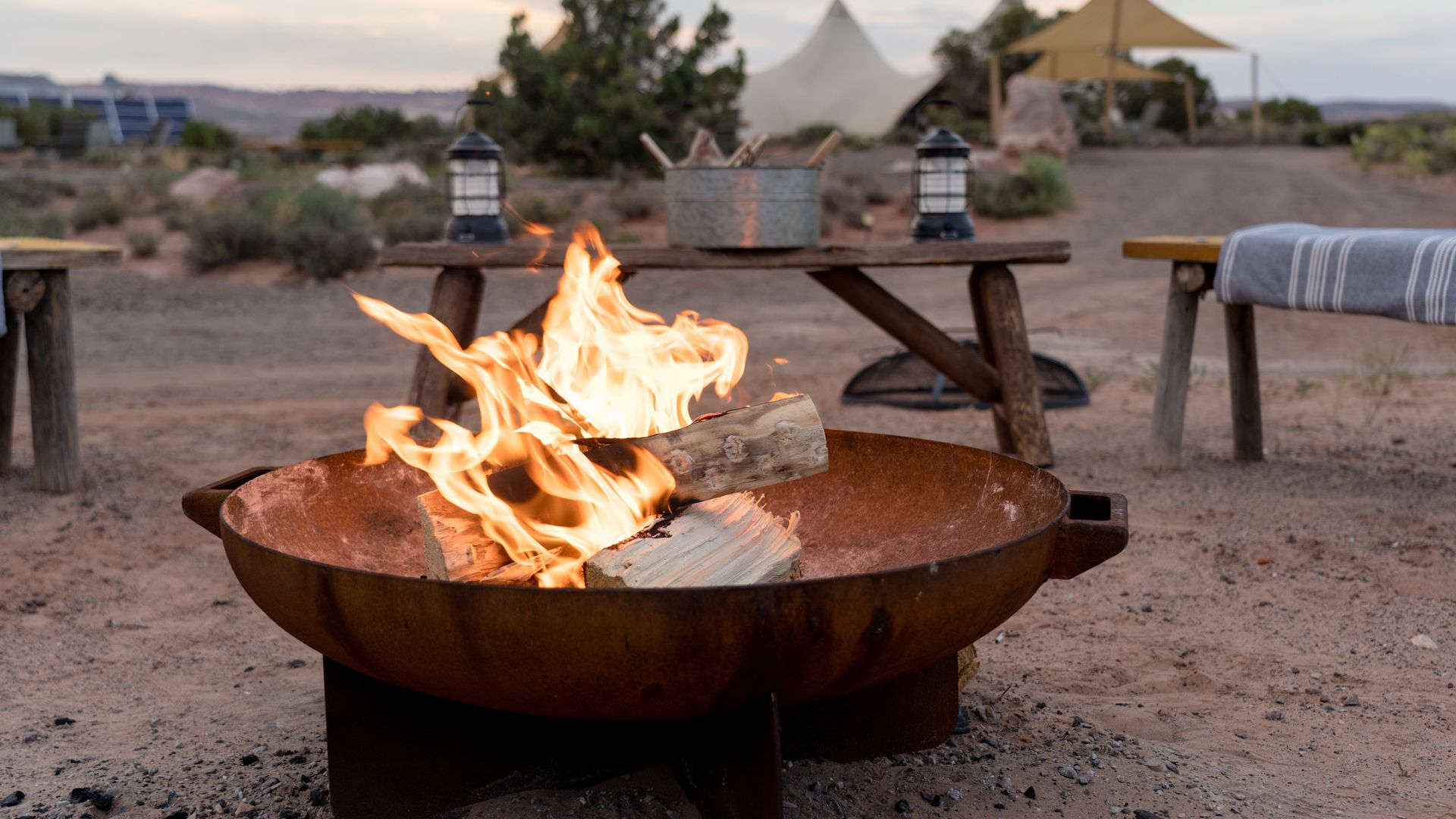 Ambiance de feu de camp au Under Canvas Moab.