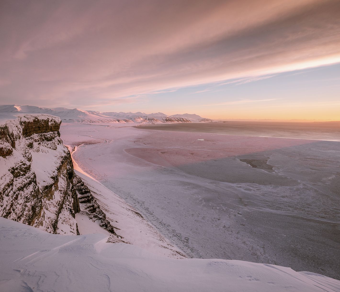 Umgeben von steilen Bergen und mehreren Gletschern