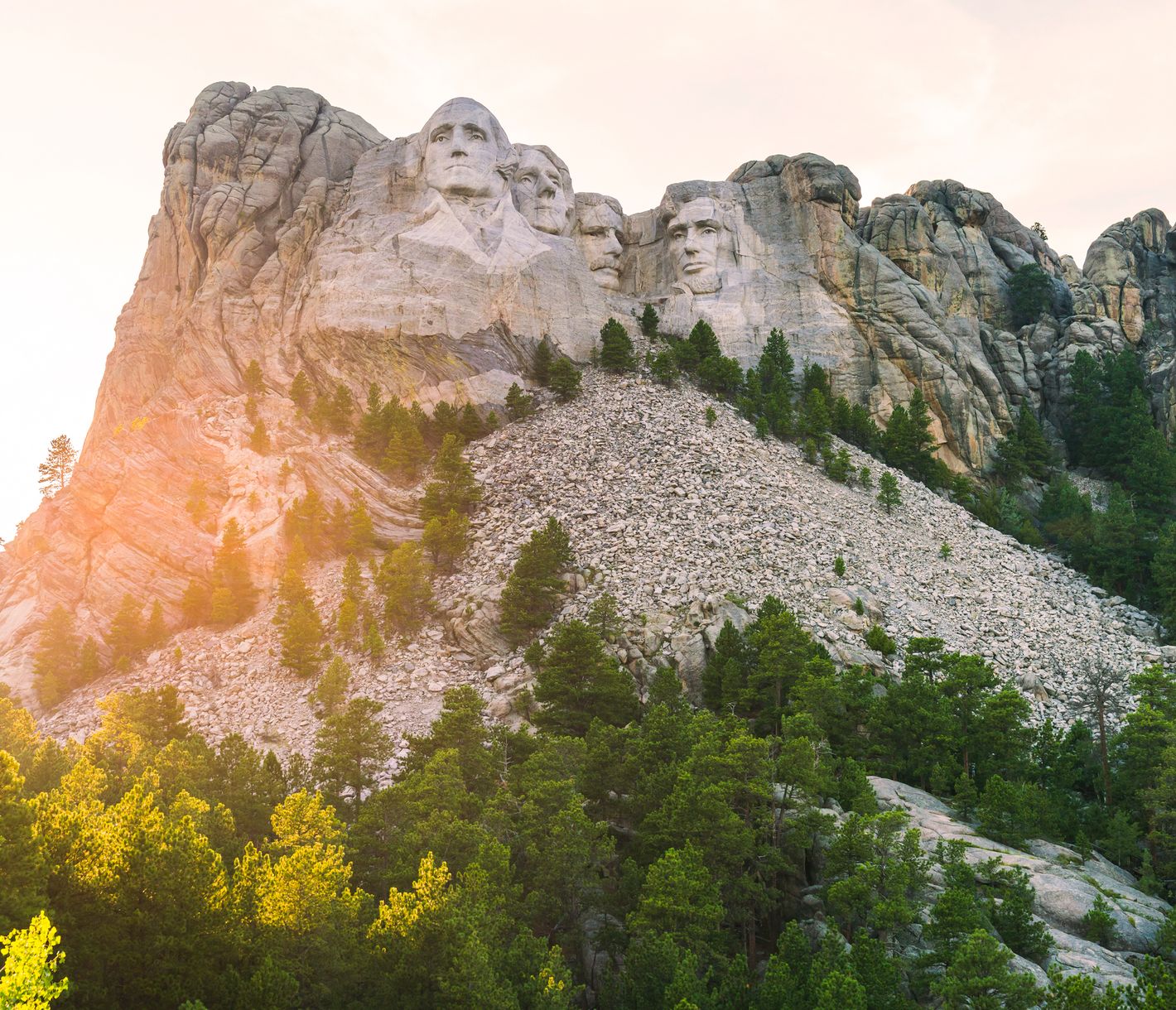 Das Gefühl, dass man von vier Präsidenten gleichzeitig beobachtet wird, hat man am Mount Rushmore.