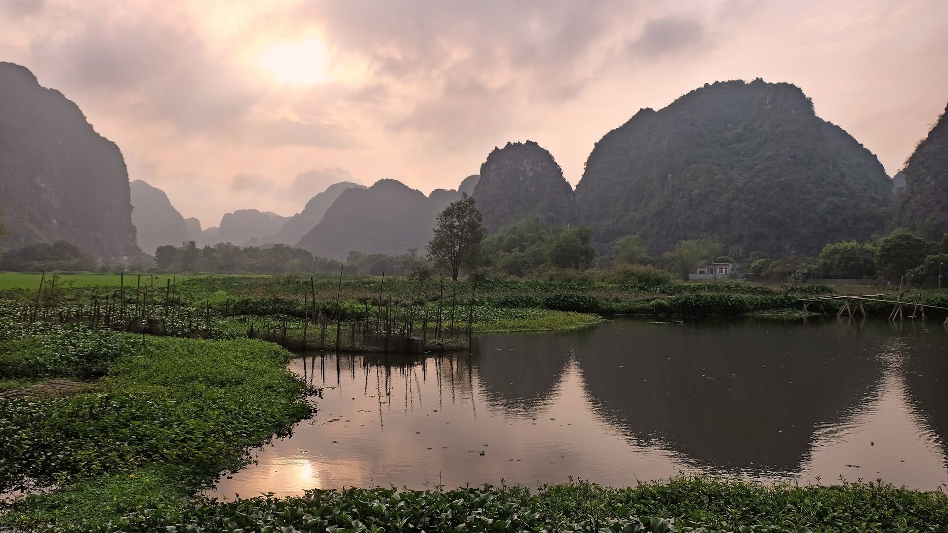 Ninh Binh ist für seine Karst-Landschaft und die Höhlenformationen über die Landesgrenze bekannt.