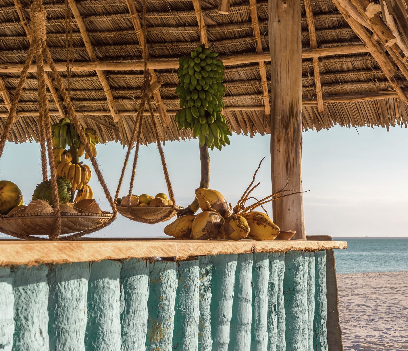 Strandbar mit tropischen Früchten am Nungwi-Strand auf Sansibar