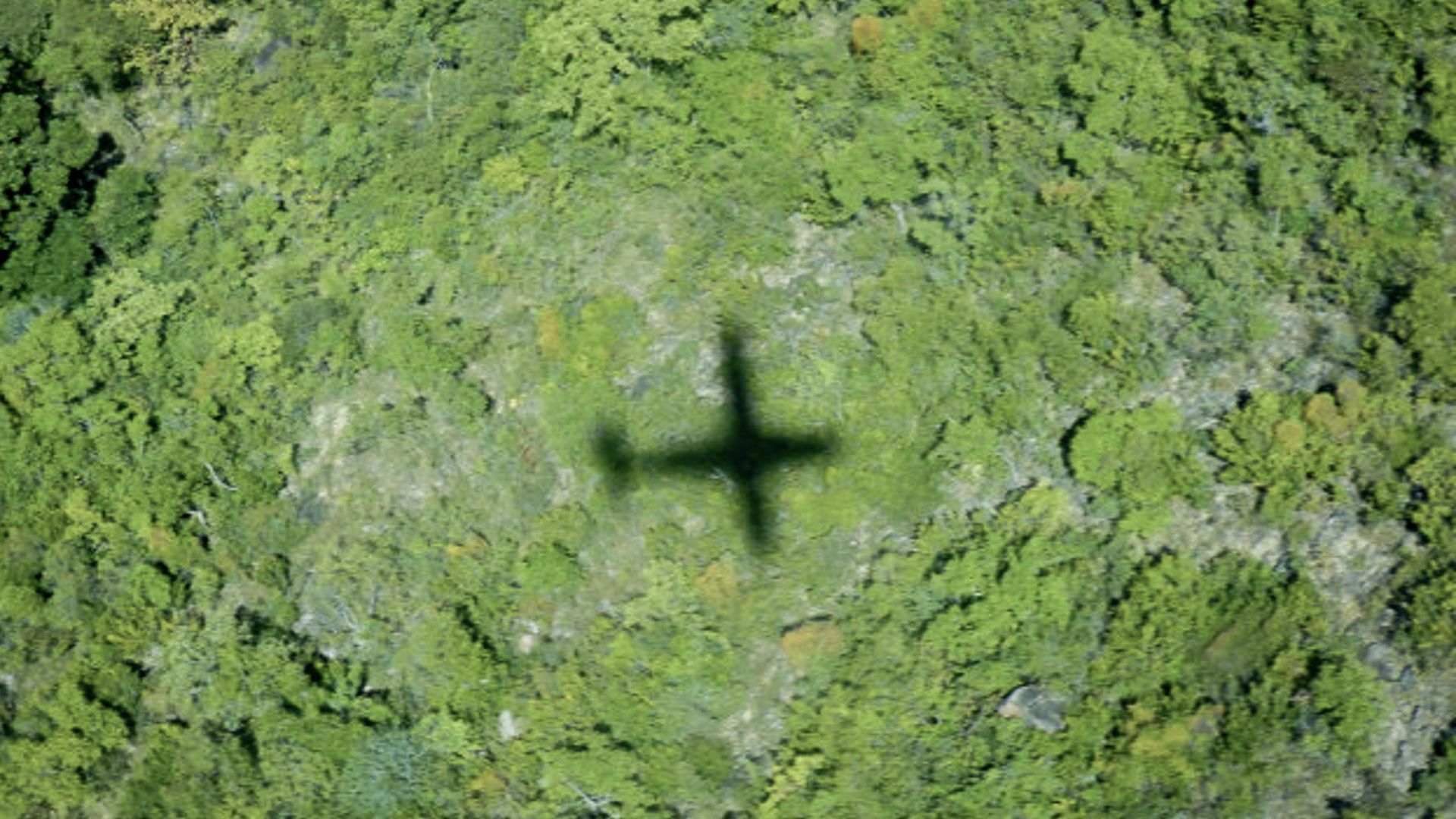 Silhouette eines Kleinflugzeuges über Malawi