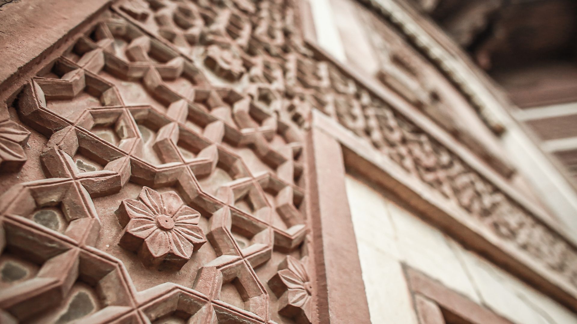 Nahaufnahme der kunstvollen Verzierungen beim Roten Fort in Agra