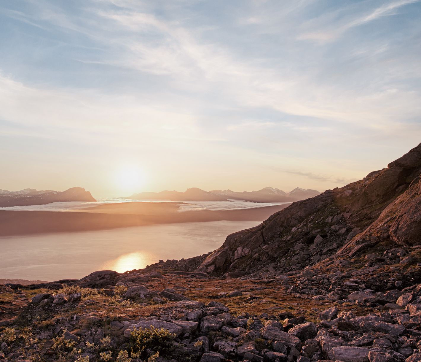 Soleil de minuit à Narvik au nord du cercle polaire arctique, Norvège