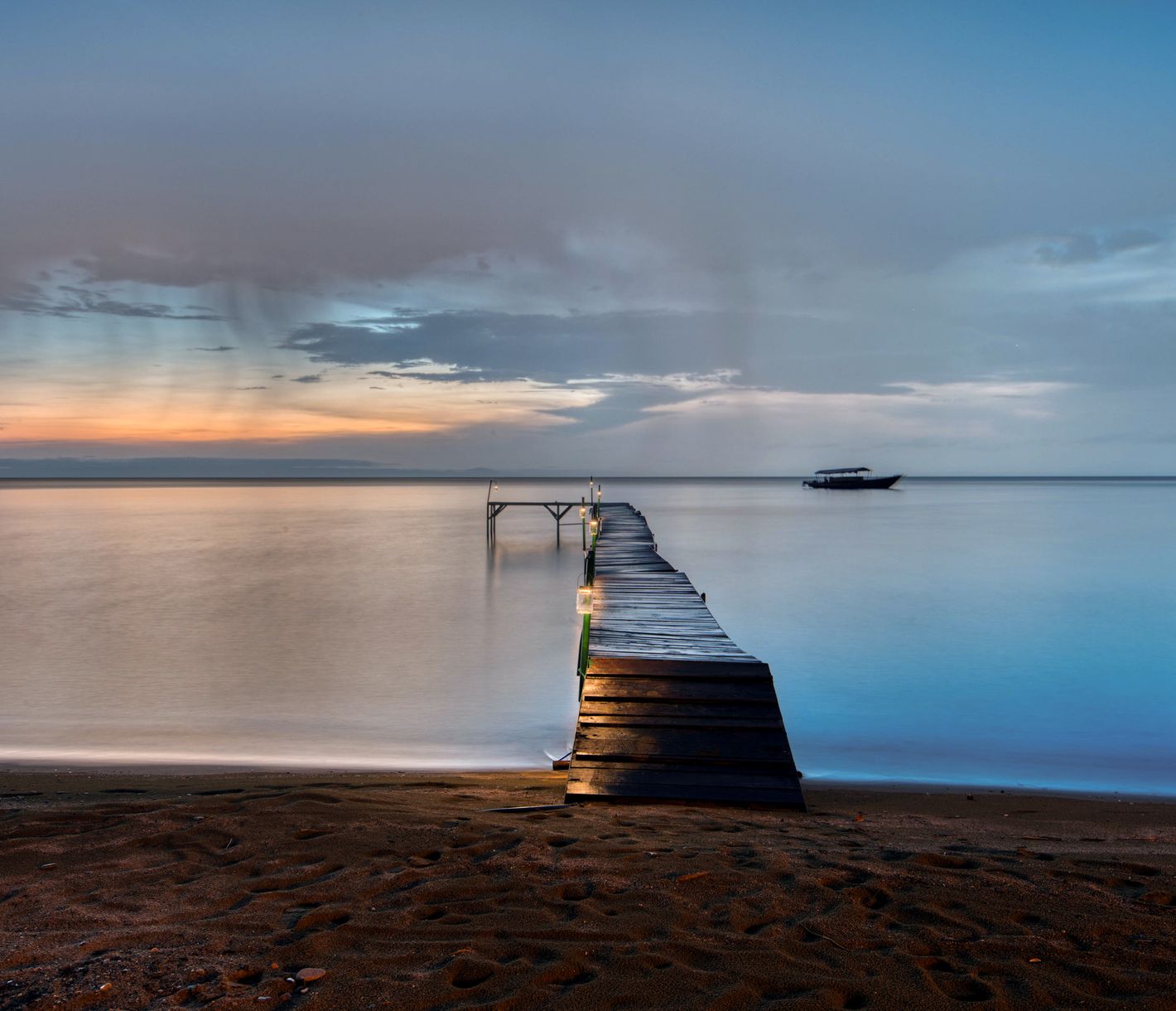 Der Bootssteg reicht weit in den Lake Tanganyika hinein.