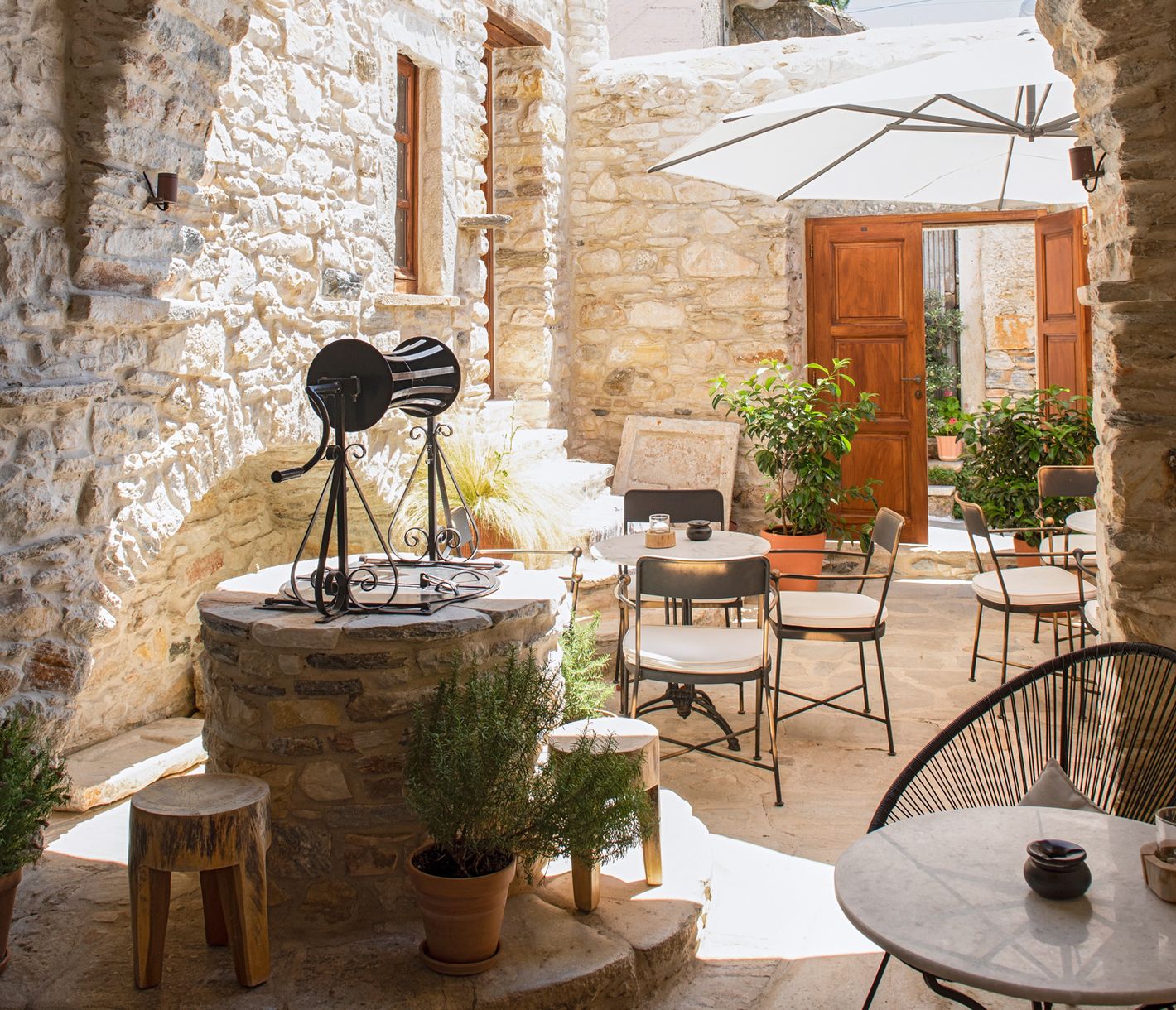 Innenhof mit Brunnen in Chalki