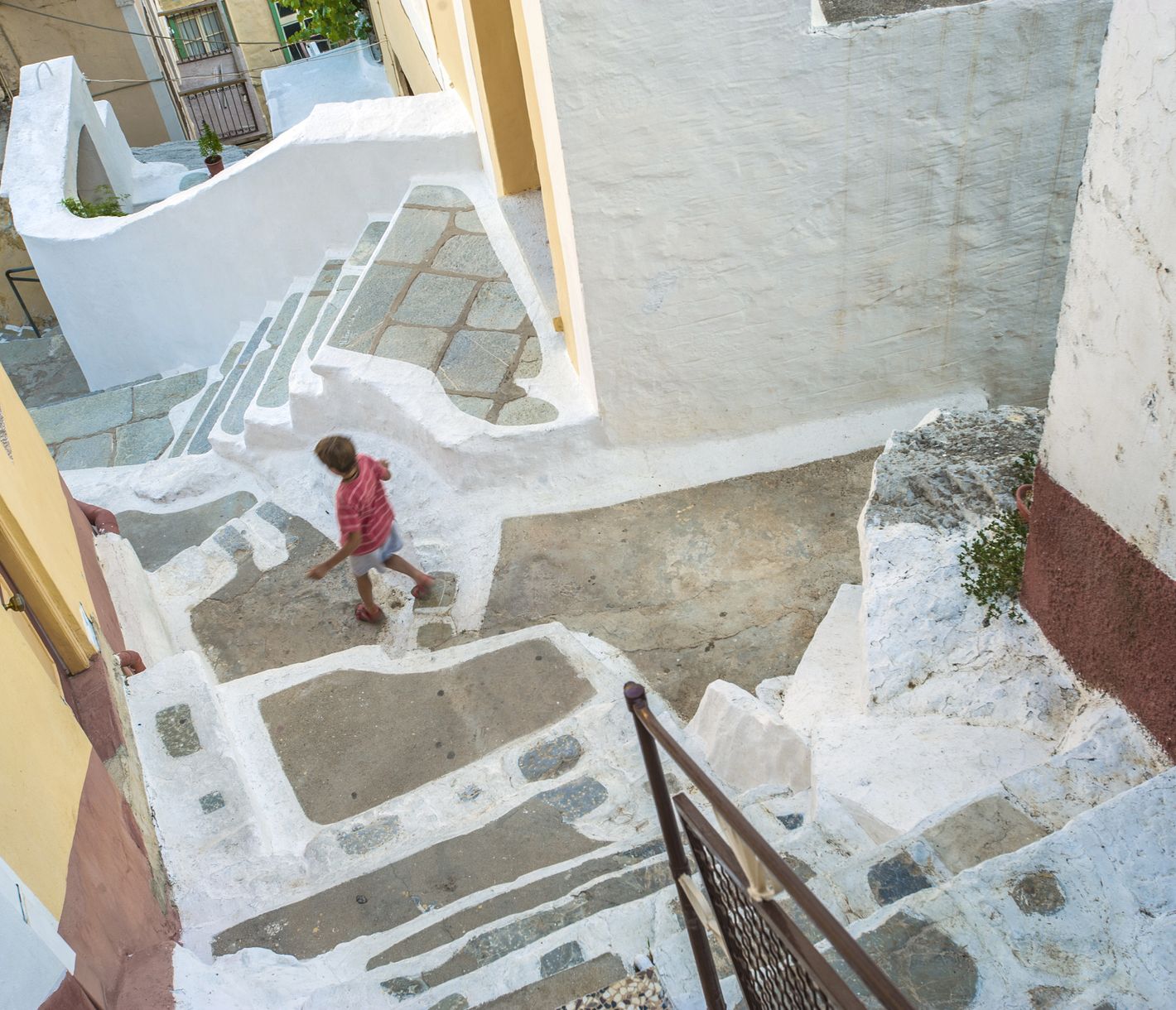 Viele Stufen führen hinauf oder hinunter in der Altstadt von Symi.