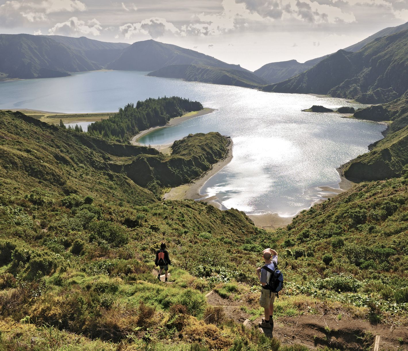 Am Seeufer des grossen vulkanischen Kratersees Lagoa do Fogo
