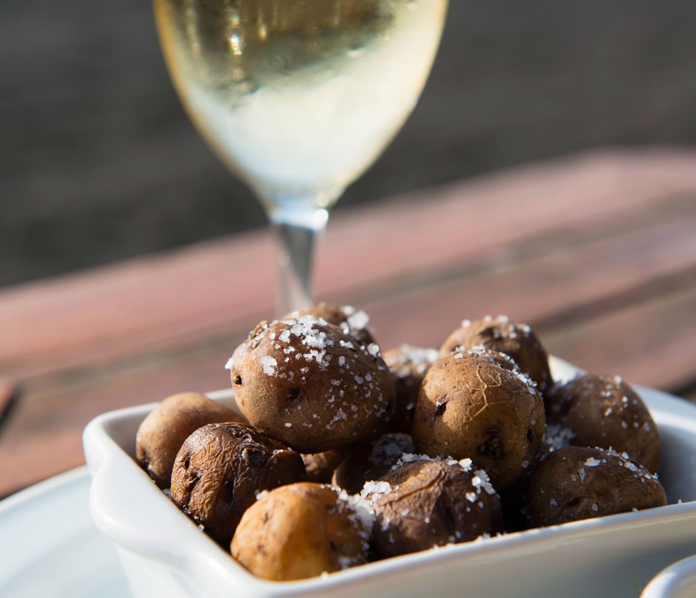 Una copa de vino blanco y papas arrugadas: So geht Aperitivo auf den Kanaren!