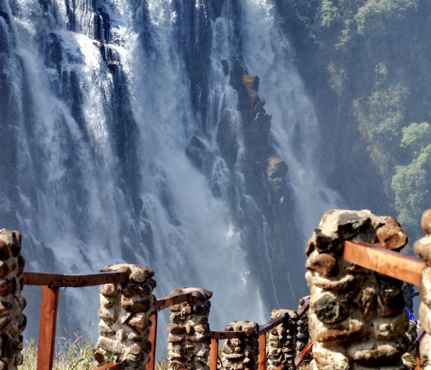 Die Victoriafälle in der Trockenzeit mit dem Pfad, der entlang der Schlucht führt