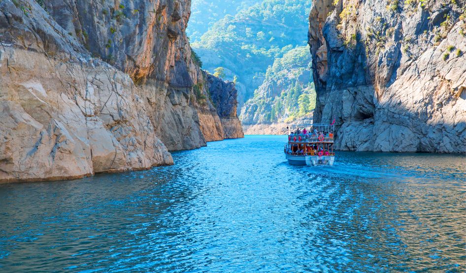 Der Green Canyon bietet eine beeindruckende Kulisse mit grünem Wasser und umgeben von Bergen, ideal für Naturbeobachtungen und Bootsfahrten.