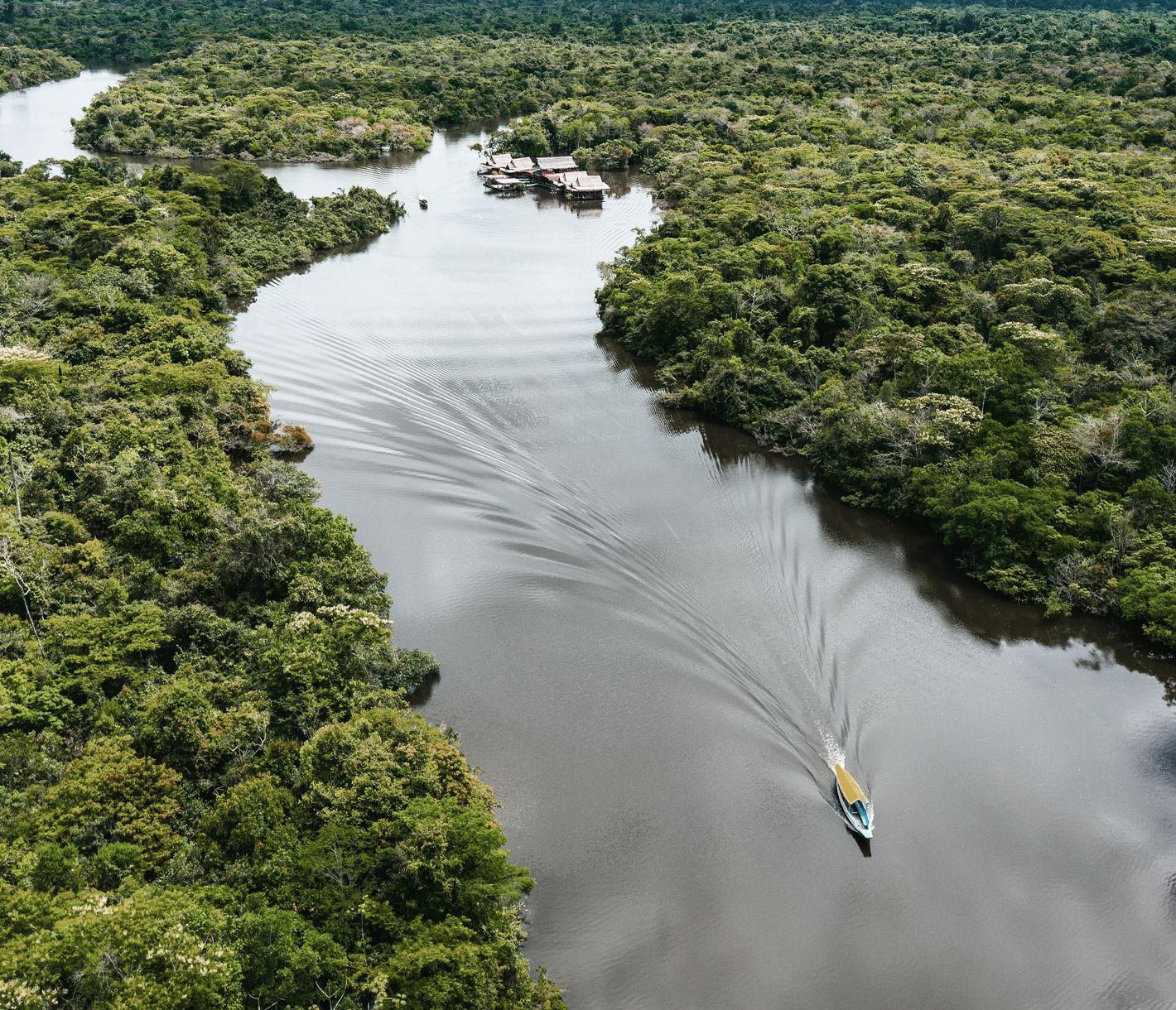 Zu Fuss und per Boot unterwegs im Dschungel.