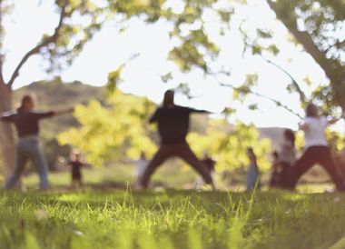 Tai-Chi gehört in China zum Frühsport. Mit Vorliebe wird die Kampfkunst in einem Park betrieben.