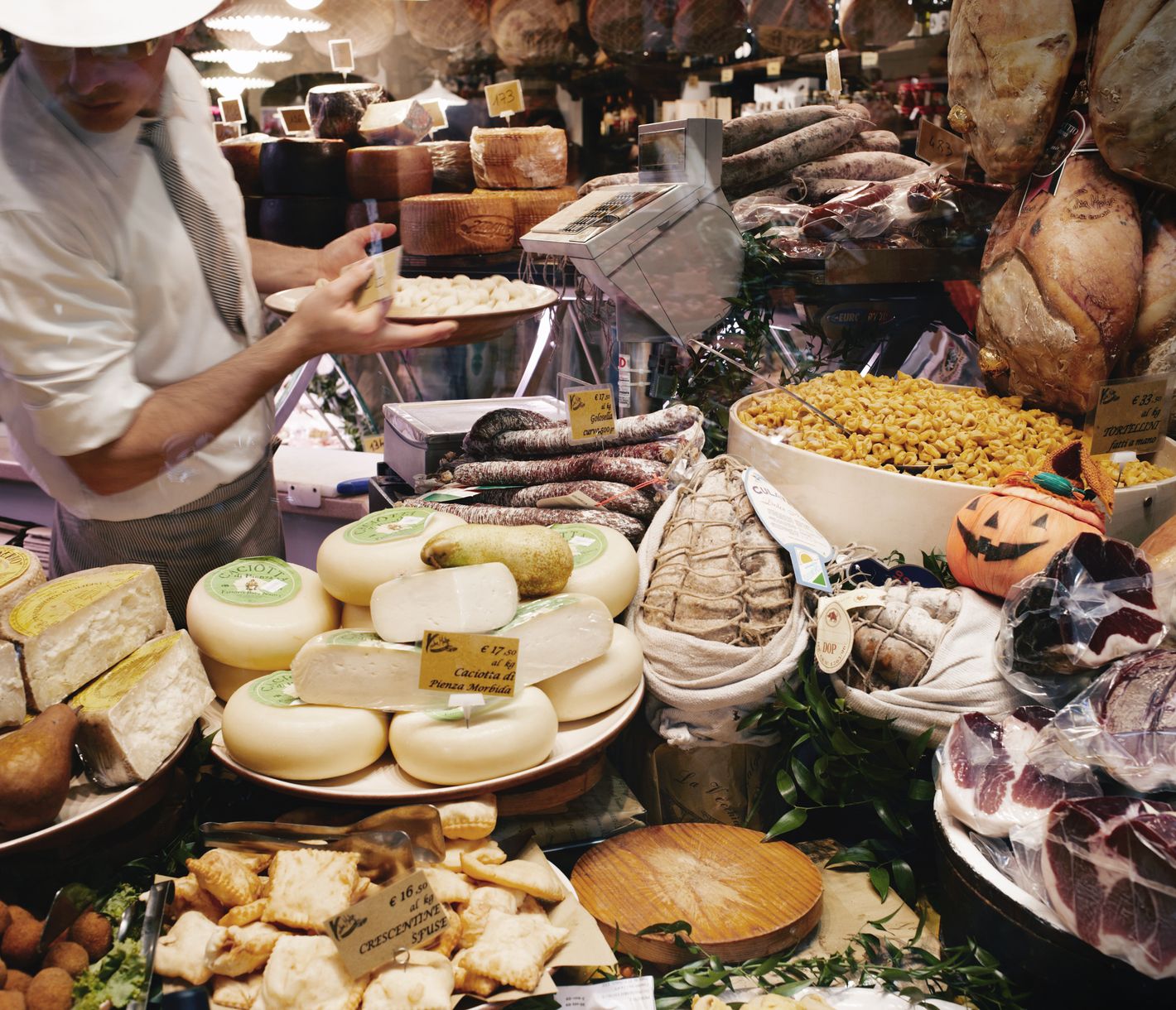 Rund um die Piazza Maggiore in Bologna gibt es unzählige Comestibles. Für Souvenirs der schmackhaften Sorte.