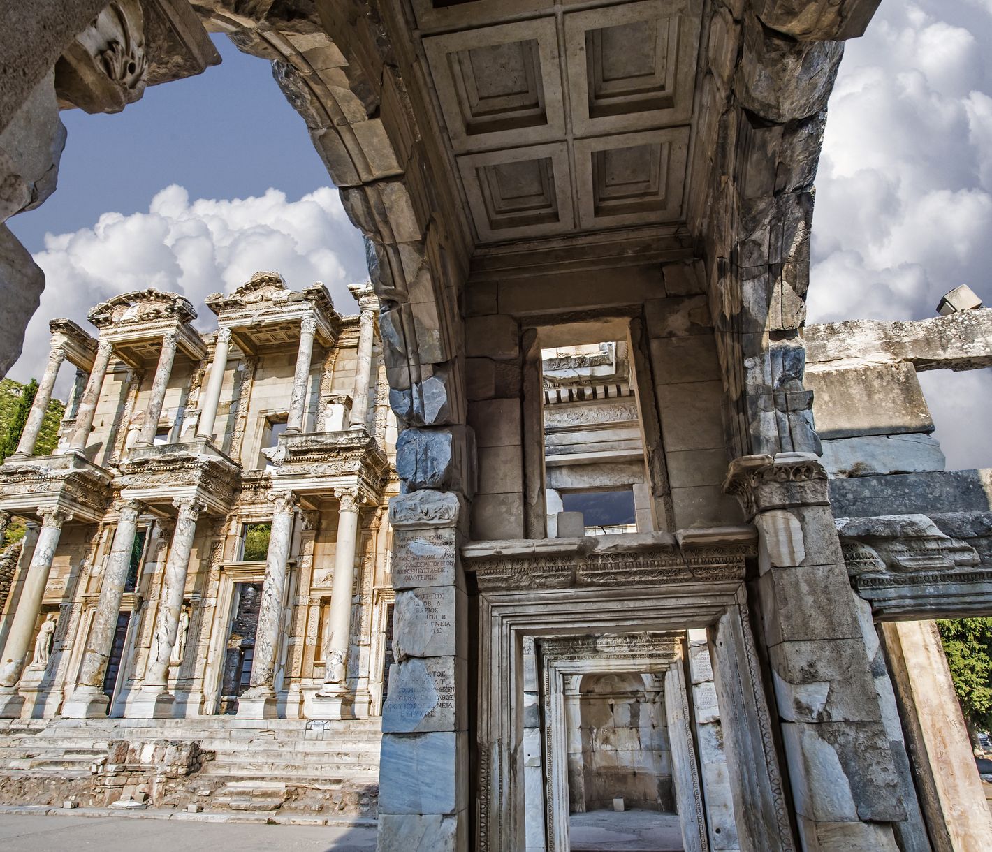 La magie d’Éphèse, qui abritait autrefois le célèbre temple d’Artemis, l’une des 7 Merveilles du monde antique