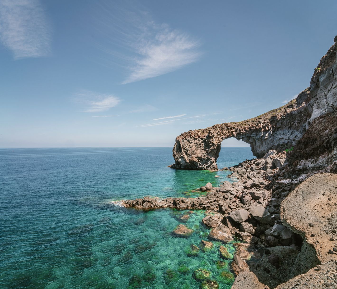 Der vulkanische Felsbogen von Salina