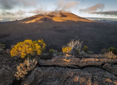 Der Piton de la Fournaise im Licht des Sonnenuntergangs
