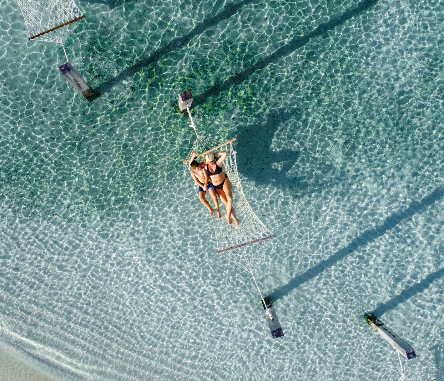 Entspannung über dem türkisfarbenen Wasser