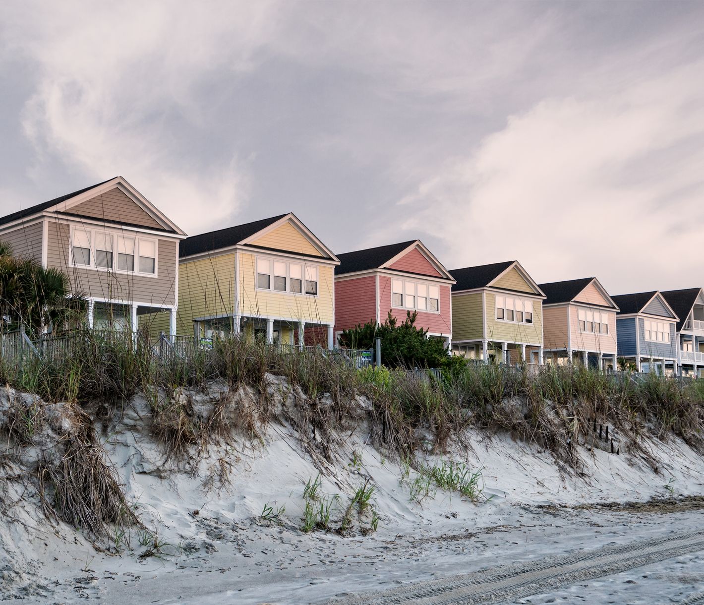 Auf einem Strandspaziergang bei Mytle Beach kommt man immer wieder an farbenfrohen Ferienhäusern vorbei.