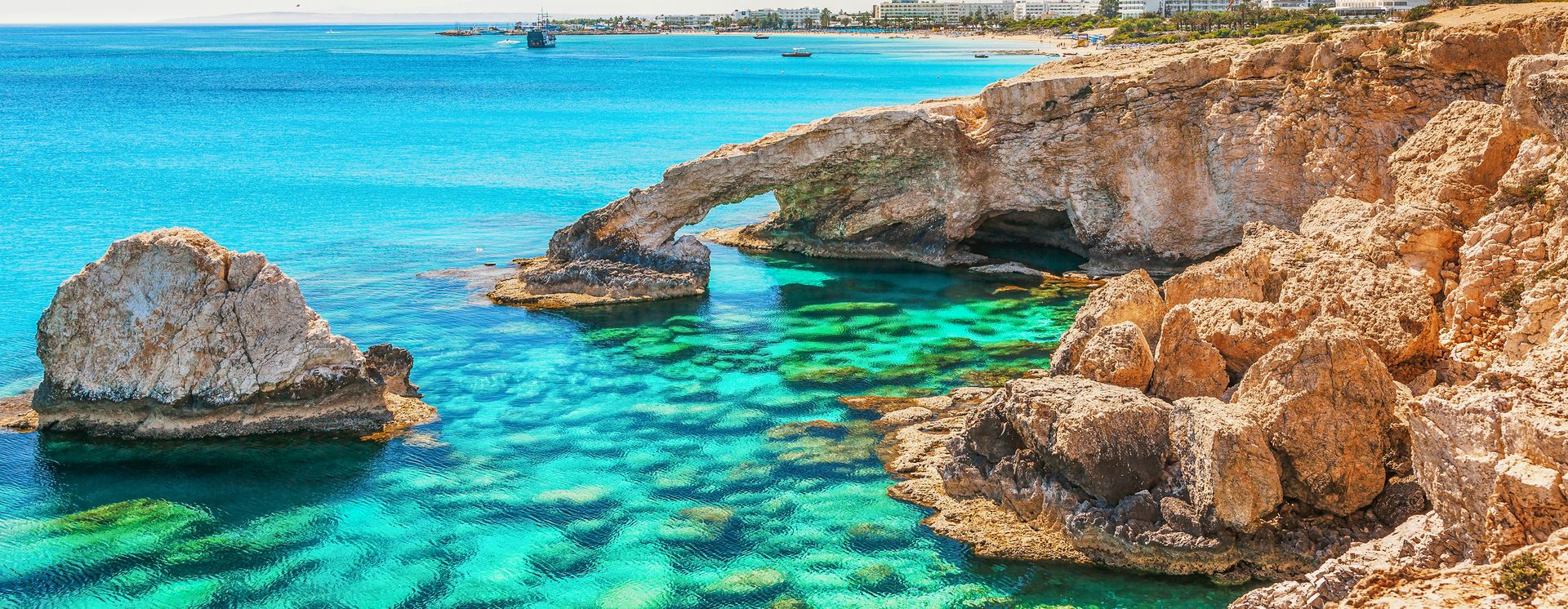 Vue fabuleuse sur le célèbre Love Bridge et Agia Napa