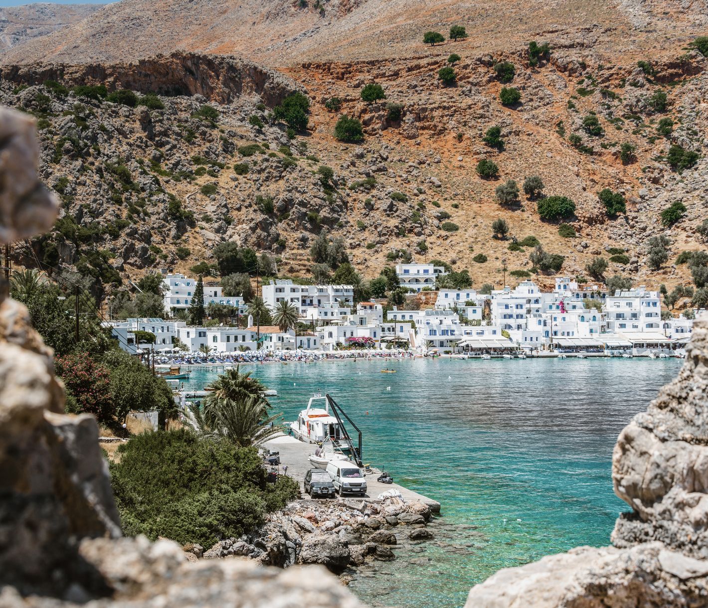 Blick auf Loutro – Das weisse Küstendorf an Kretas Südküste