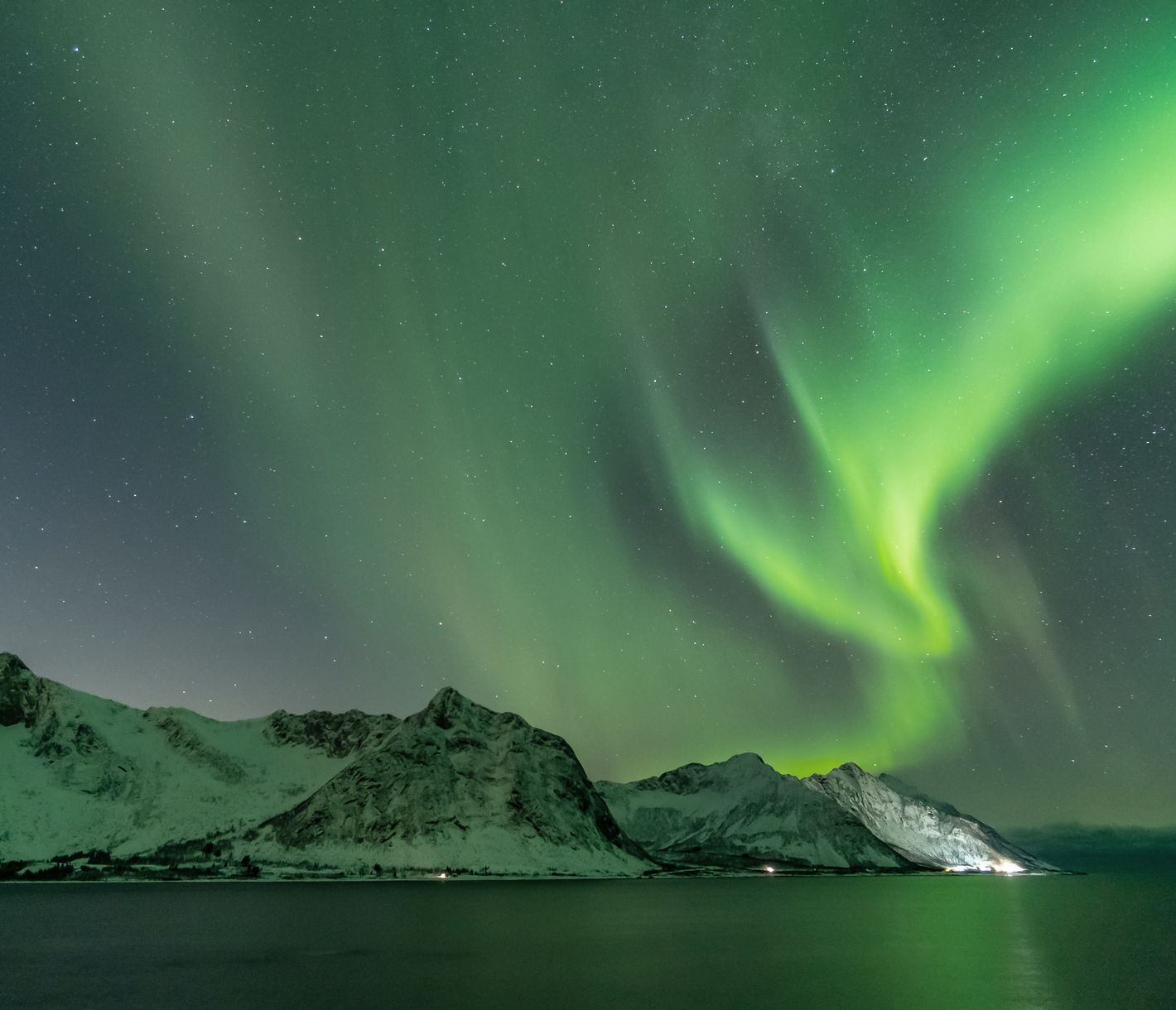 Nordlichter in einsamen Fjorden