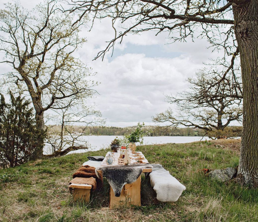 Picknicktisch in der schwedischen Natur
