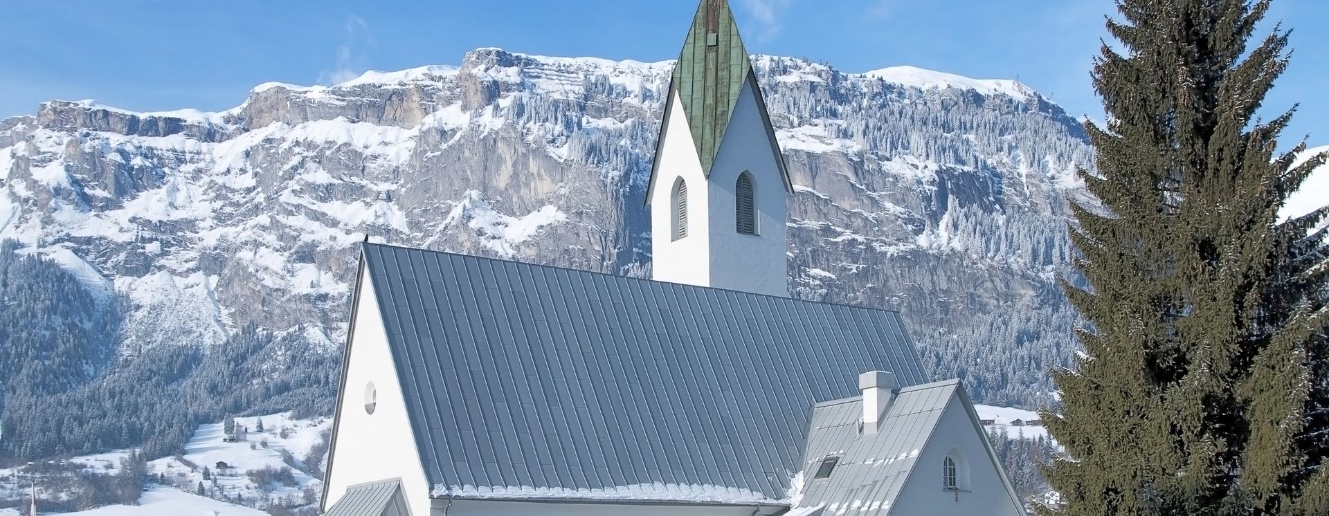 verschneite Dorfkirche