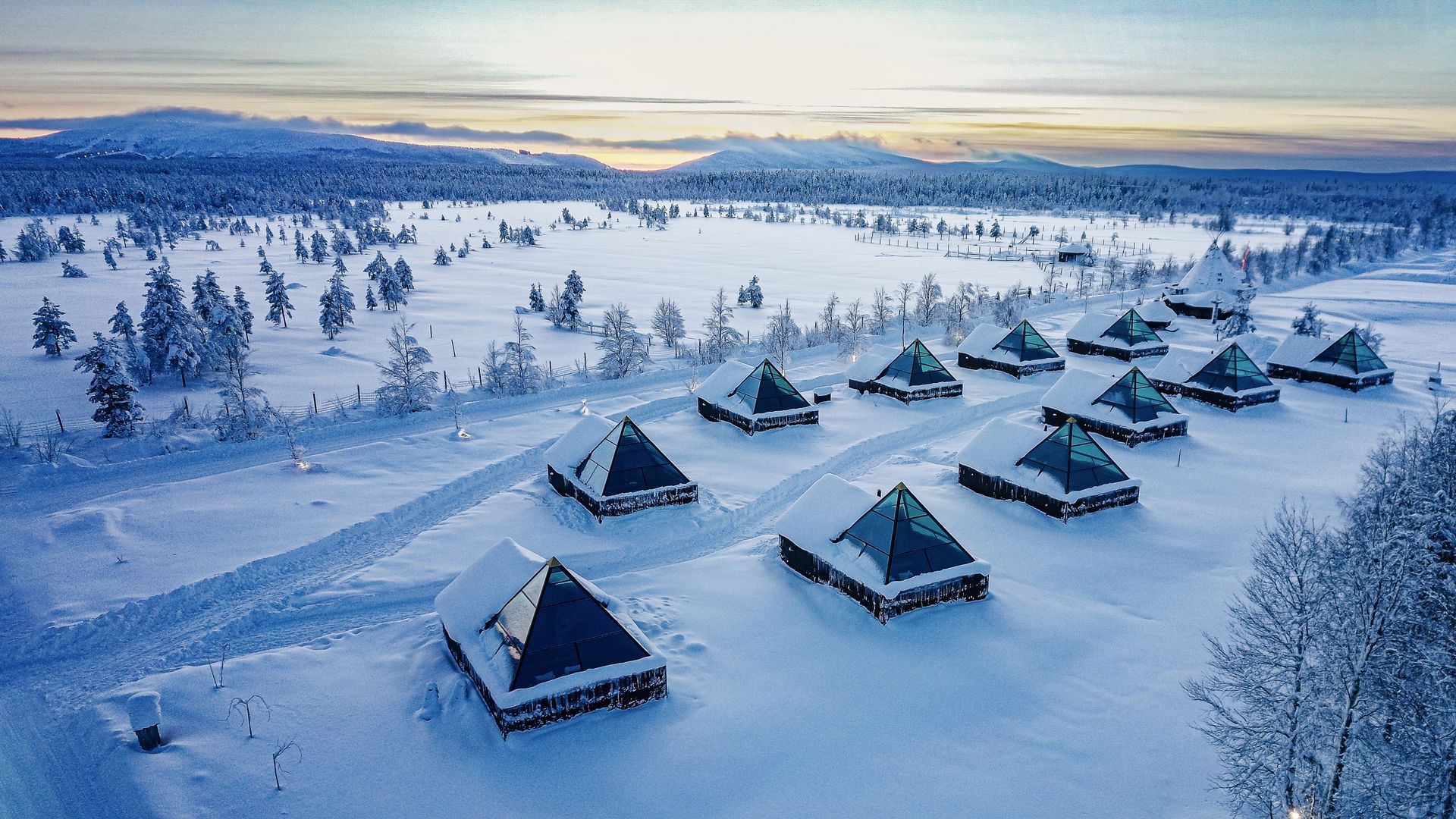 Übernachtung im Elves Village in einer Aurora Pyramide