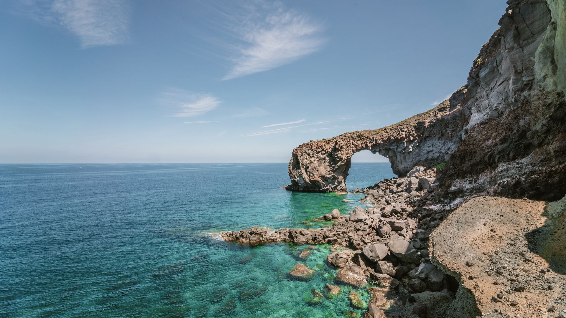 Der vulkanische Felsbogen von Salina