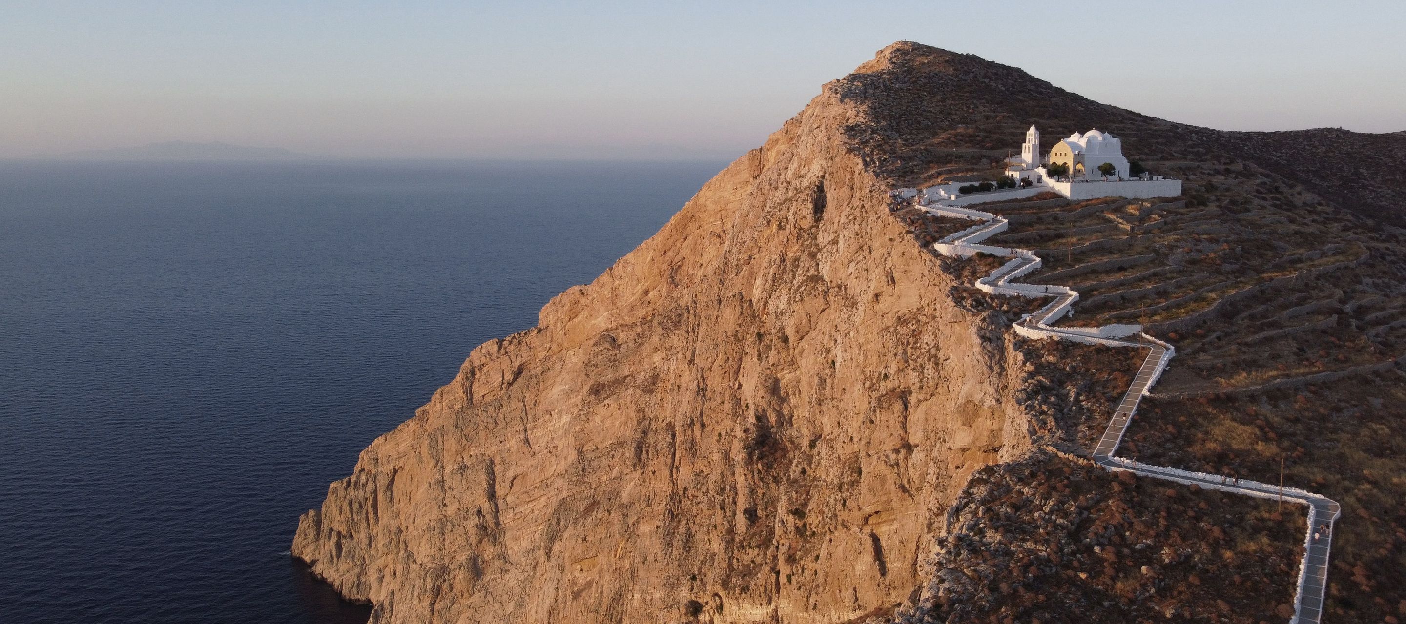 Die Aussicht und Spiritualität der Kirche der Jungfrau Maria auf Folegandros muss verdient werden.