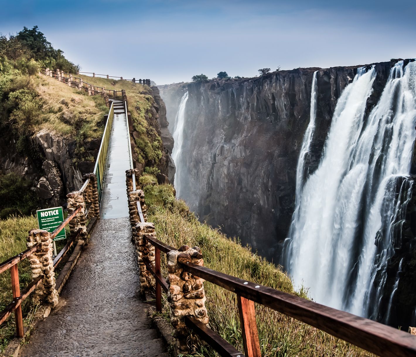 Fussweg entlang der Felswand der Victoriafälle auf der sambischen Seite